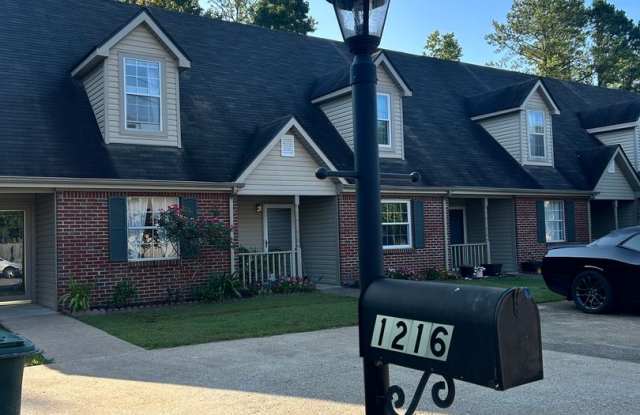 East Brainerd Townhome! 2 beds, 2 baths, garage, fenced back yard & screened porch! Gallery 3