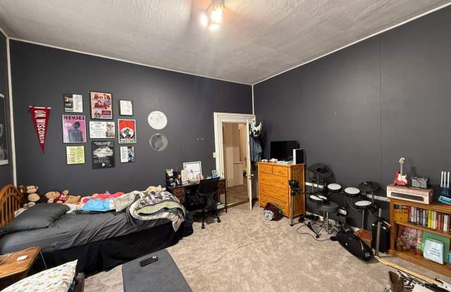 4 Bedroom on King St Gallery 3
