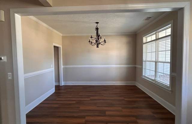 434 Vaughn Road - Great Location Gallery 4