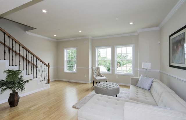 Gorgeous and Spacious Renovated 4br/3.5ba minutes to H St Corridor  Capitol Hill! photos photos