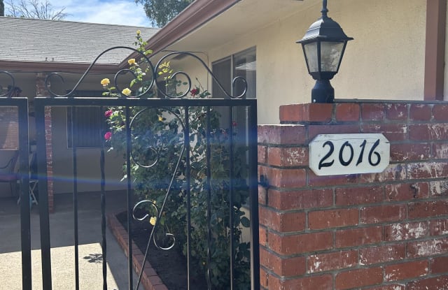 2016 Rose Avenue Gallery 3