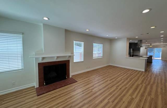 Spacious 4-Bedroom Home in Montrose with Large Private Deck & 2 Car Garage Gallery 4