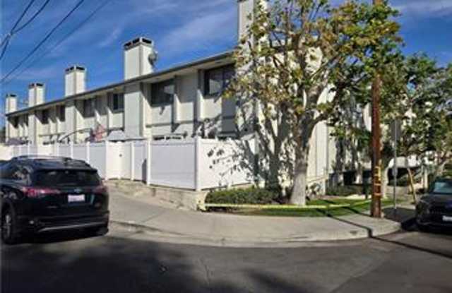 Calabasas 2+3 with bonus room located in a great community Gallery 1