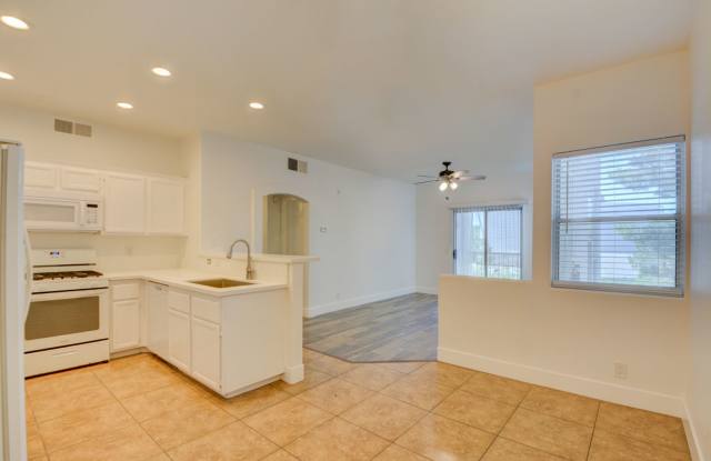 Beautiful 1 BR 1 Bath condo in Green Valley Henderson. photos photos