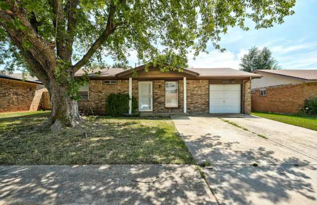 Cute 3 Bed 1 Bath in Mustang! Gallery 1