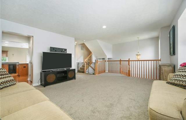 406 Village Pl Gallery 3