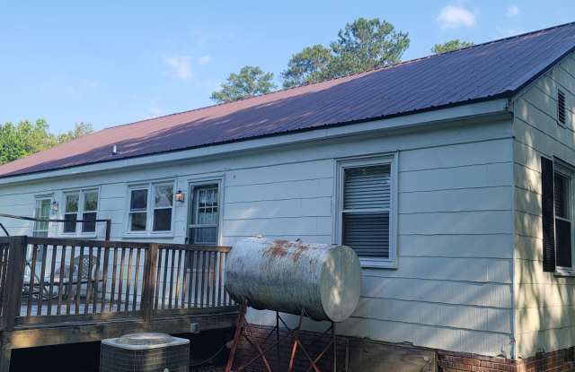 Charming 2 Bedroom Apartment located Minutes Outside of Downtown Sanford Gallery 3