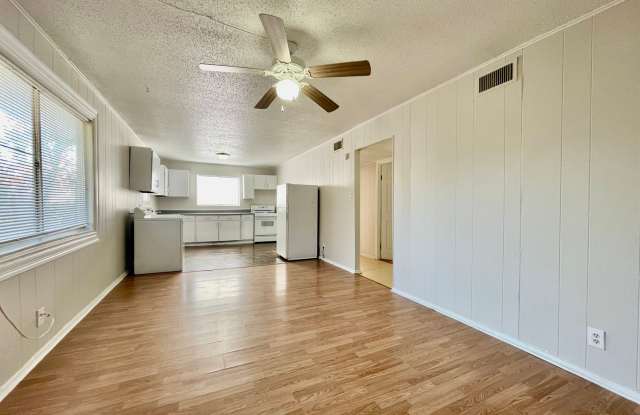 2 Bedroom / 1 Bathroom Duplex Unit with Washer/Dryer photos photos