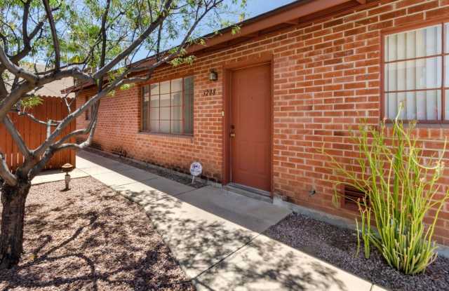 Charming Townhome near UA photos photos