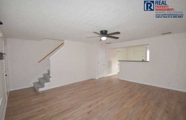 Great 2BD 2.5BA end unit townhome, washer/dryer, lawncare & garbage included! Gallery 4