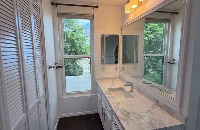 MODERN & UPSCALE 1 BEDROOM LOFT TOWNHOUSE W/ BALCONY AND GARAGE Gallery 4