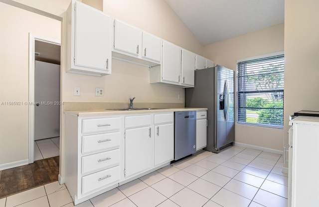 7528 SW 95th Pl - 7528 Southwest 95th Place, Sunset, FL 33173