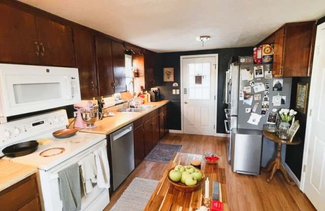 Cozy single family home just outside city limits Gallery 3