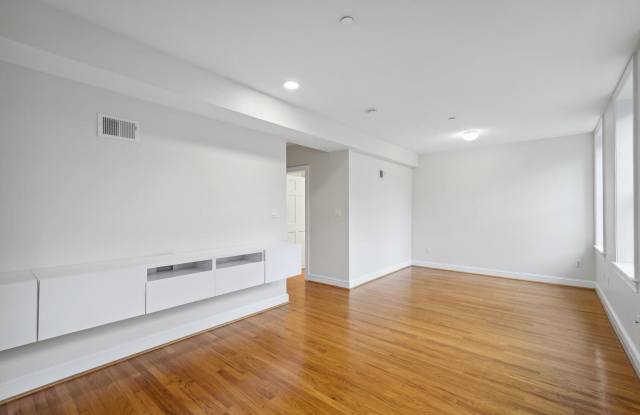 Beautiful 2BR/2BA Condo in the heart of Columbia Heights Gallery 4