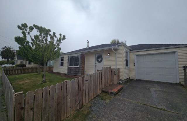 Beautifully designed 2BD/1BA home located near Henderson Center! photos photos