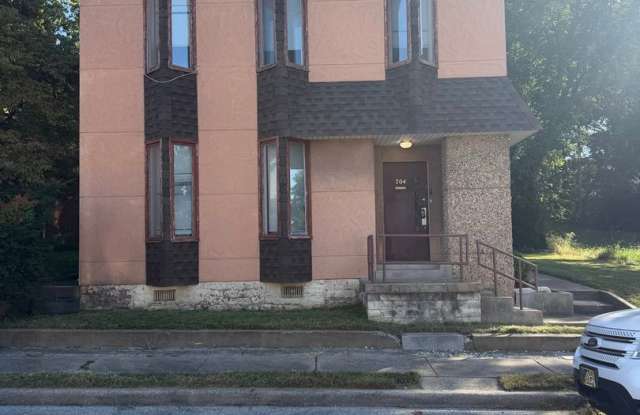 Charming 1BR Triplex in Belleville Gallery 1