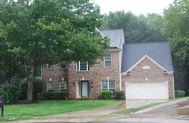 4 bed, 2.5 baths Colonial available for rent - Awesome Downtown Matthews location - Gallery 1