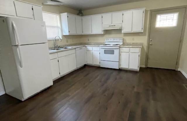Alcoa City services and schools 2 bedroom 2 bath condo. 2 units available. call Debra Johnson 865-591-8281 or Ed Johnson 865-924-5045 photos photos