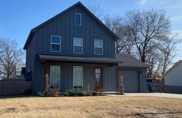 Stunning 3 bed 2.5 bath for rent in Coweta!! - 303 South Atoka Avenue, Coweta, OK 74429
