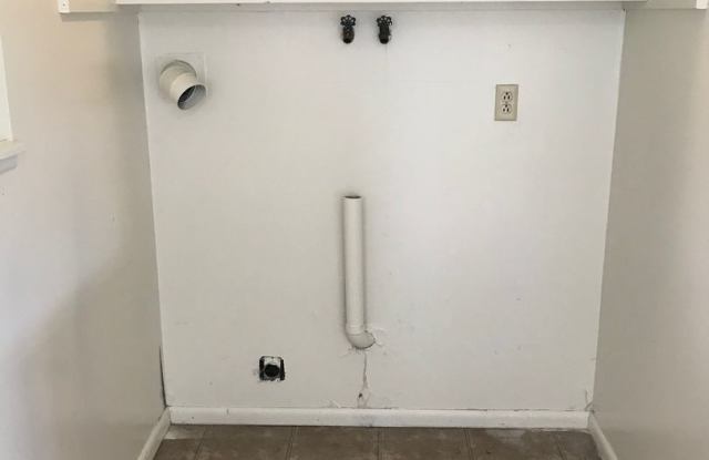 Move-In Today 2 Bedroom 1 Bathroom Apartment Close to Campus! photos photos