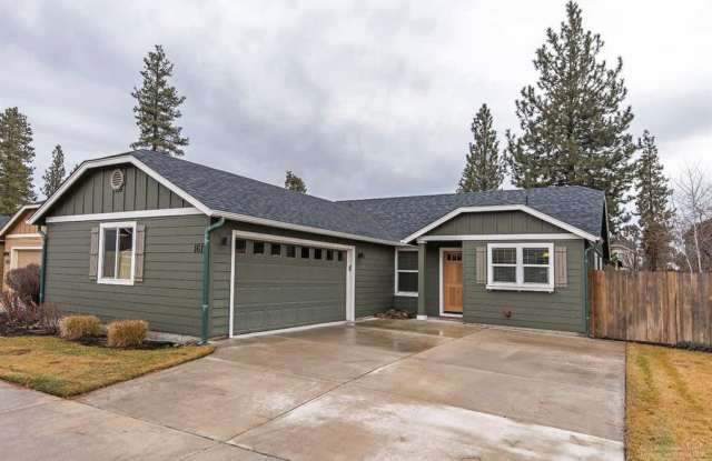 Stunning 3/2 Single Story Home in Sisters! 1611 W Hill Ave - 1611 West Hill Avenue, Sisters, OR 97759