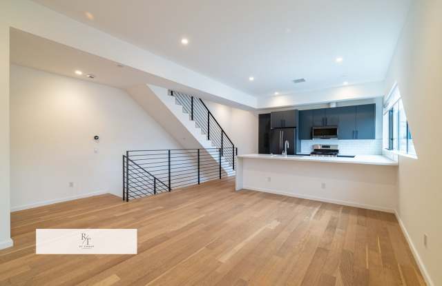 Modern 4-Level Residence with Private Patio & Expansive Westside Views ! Gallery 1