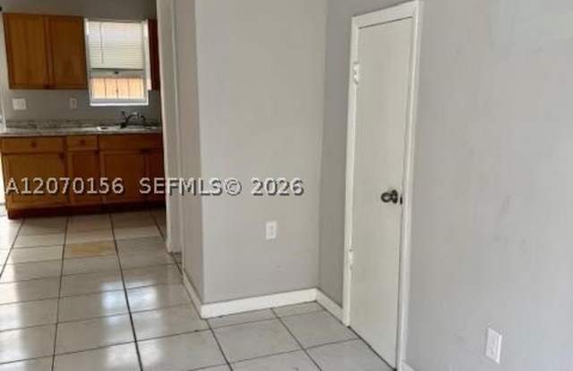 927 NW 7th Ct Gallery 4