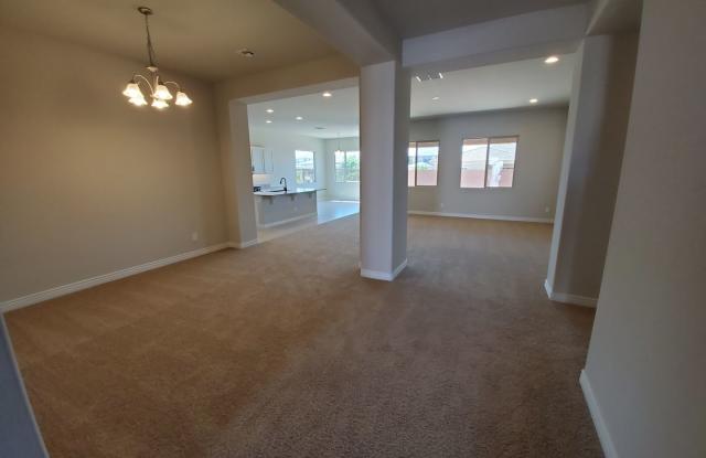 5 Bedroom - Large Newer Build - Great Location Gallery 3