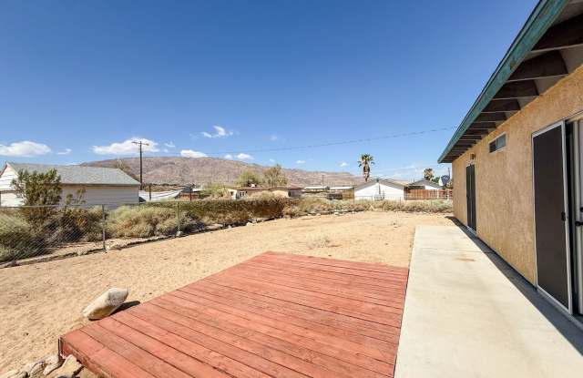 29 Palms Home with Attached Garage Gallery 4