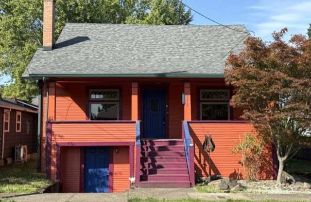3Bd/2Ba Two-Story Historic Home Gallery 1
