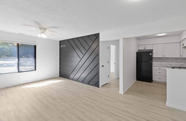 Recently updated apartments near to shopping, dining, and public transportation photos photos