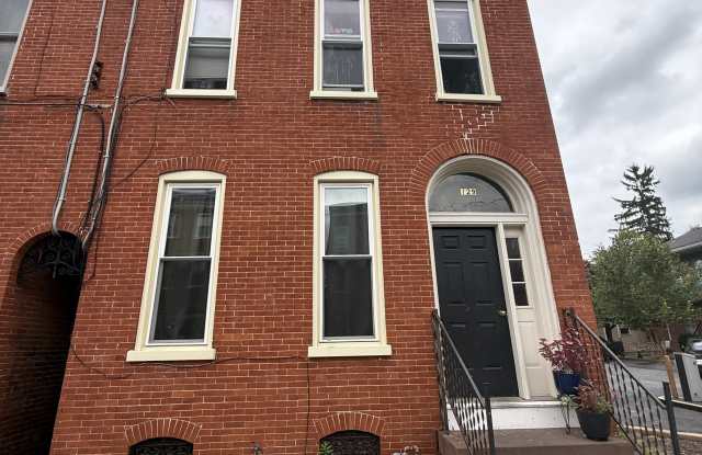 129 E Walnut St APT 4 Gallery 1