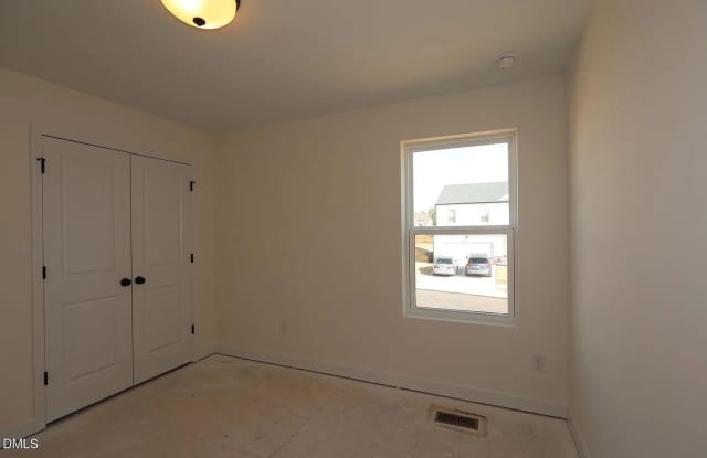 Room in 5 Bedroom Home at Dimaggio Dr Gallery 4