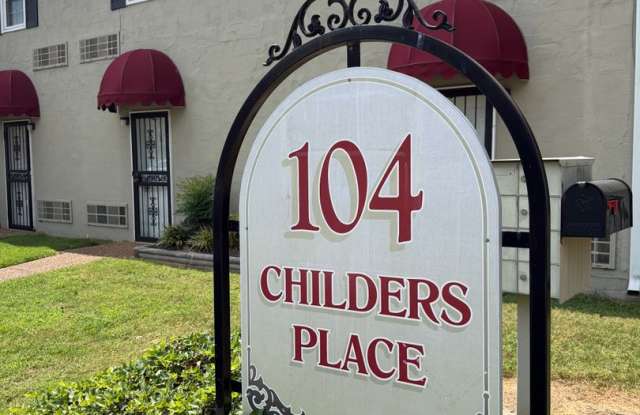 Beautifully Kept & Well Maintained Apartment - Conveniently Located Downtown Clarksville Gallery 1