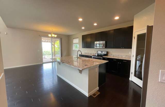 Luxurious 3 Bedroom 2.5 Bathroom House in Rigden Farm photos photos