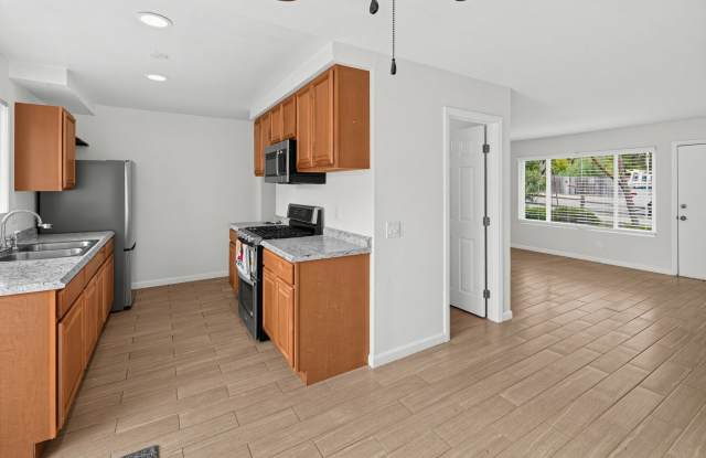 3 Bed / 1.5 Bath Townhome! Gallery 4