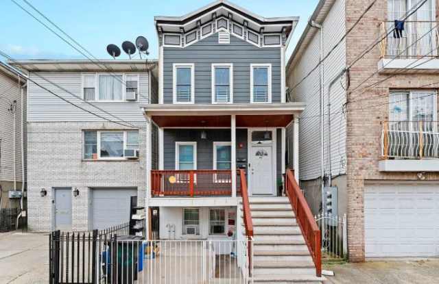 43 Jewett Avenue Gallery 3
