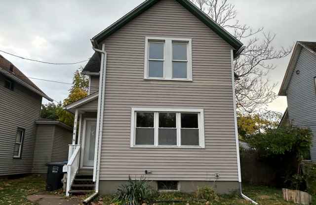 3 bedroom 1 bath home in Moline - 1704 13th Avenue, Moline, IL 61265