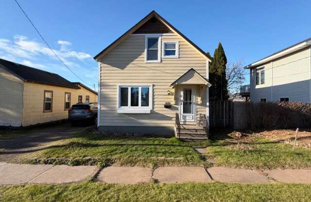 Available Now 3 Bedroom 1 Bath Home on Park Point - 1123 Minnesota Avenue, Duluth, MN 55802