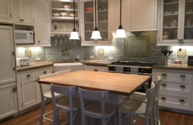 6107 SE 32nd st - 6107 Southeast 32nd Street, Mercer Island, WA 98040