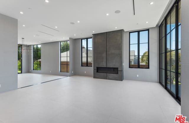 9528 OAKMORE Road Gallery 4