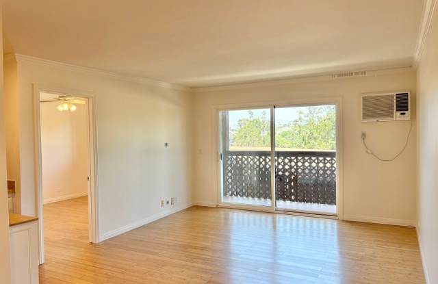Bright and Spacious Quiet Corner 2 Bed/ 2 Bath with Private Balcony, Views, In Unit Laundry and Parking in the Heart of Highland Park! photos photos