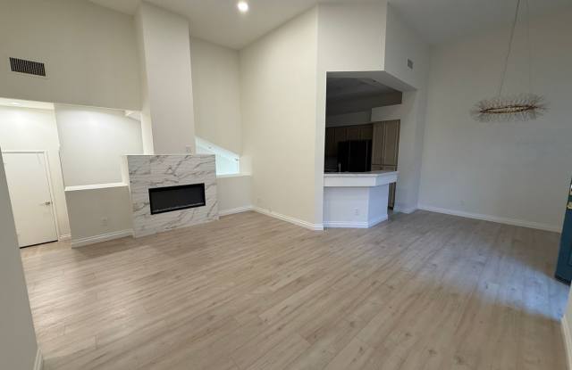 Fully Remodeled 2bed/2bath Townhouse. Gallery 3