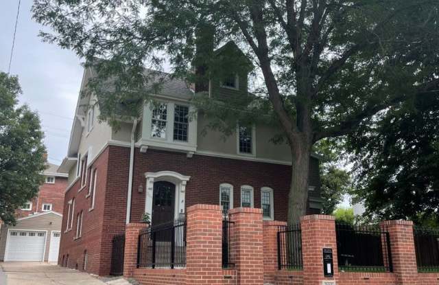 Large Home For Rent In Omaha's Blackstone Area Gallery 1