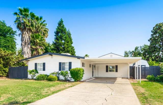 4/2 + Detached Studio  Pool! One Property-One price! PLEASE READ BELOW FOR DETAILS! photos photos