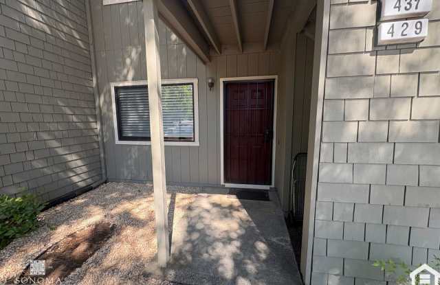 Charming Downtown Sonoma Condo – 2bd/1ba – Water & Garbage Paid! Gallery 1
