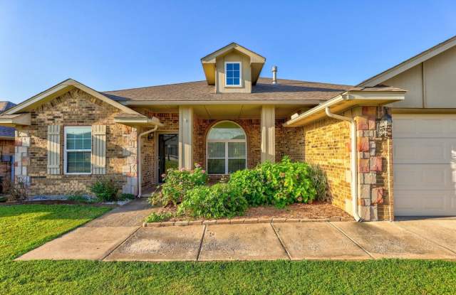 9332 Pear Street in MWC. 10 minutes to Tinker Air Force Base. - 9332 Pear Street, Midwest City, OK 73130