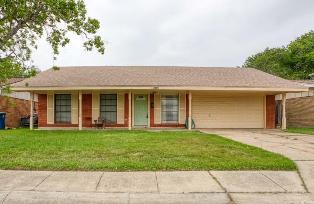 1209 Dallas St - 1209 Dallas Street, Portland, TX 78374