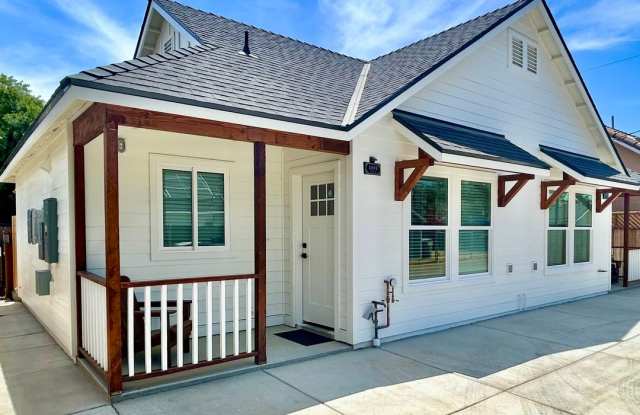$1,650 Clovis Cottage - 1 Bed 1 bath, Studio, Unit B - 5th  Sunnyside Ave. (Solar Included) photos photos