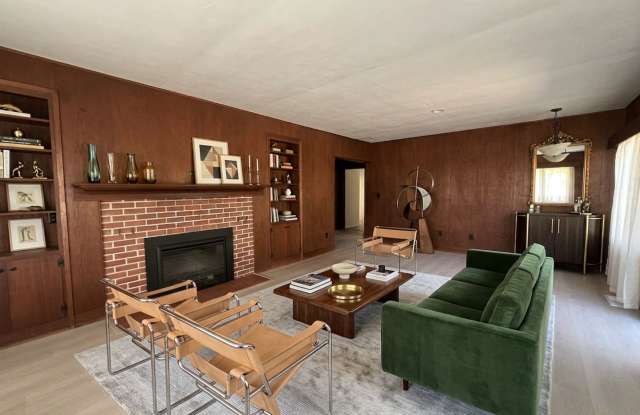 Spacious 3 bed/2 bath Phoenix home | Available October Gallery 3